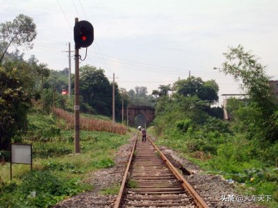 ​重庆一条已经废弃的铁路便线，当年为襄渝线而修建的