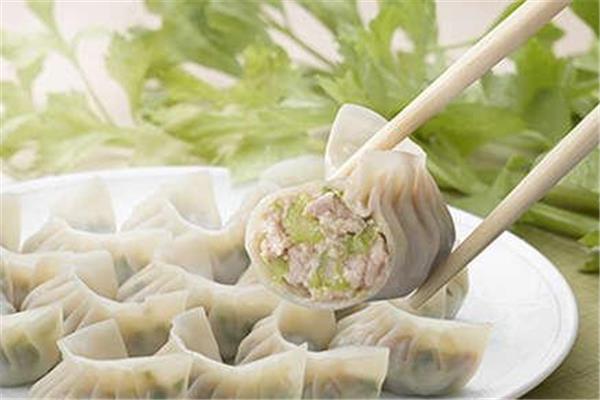 芹菜包饺子用不用焯水 芹菜包饺子怎么做比较好吃