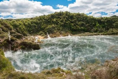 ​世界上最大的热湖，煎锅湖水温高达60度