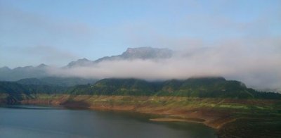 ​瓦屋山迷魂凼＂进得里面来，生还不容易＂