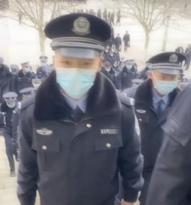 ​辽宁警察学院学生返校，新学期场面很壮观，评论区已经失控了