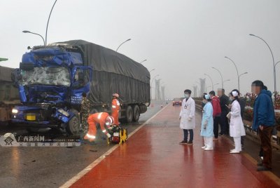 ​突发！南宁梁村大道一货车追尾洒水车 货车车头变形司机被困