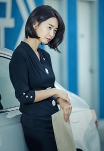 ​女神申敏儿回归以精明干练女强人造型，携手李政宰出演「辅佐官」